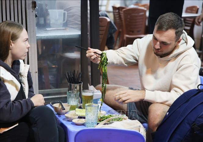 Du khách thưởng thức món rau muống xào, món ăn bình dị và rất phổ biến của Việt Nam. Du khách thưởng thức món rau muống xào, món ăn bình dị và rất phổ biến của Việt Nam.