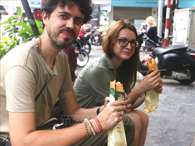 Du khách thưởng thức bánh mì truyền thống của Hà Nội trên phố Hàng Bông. Du khách thưởng thức bánh mì truyền thống của Hà Nội trên phố Hàng Bông.