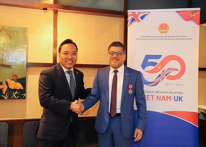 AstraZeneca Vietnam Chairman Awarded Friendship Medal AstraZeneca Vietnam Chairman Awarded Friendship Medal