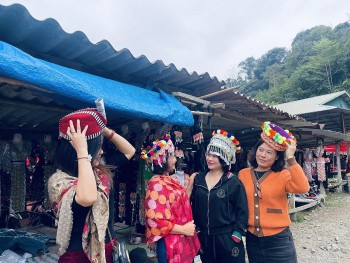 Chợ đoàn kết ở biên giới Việt - Lào, nơi giao lưu thắm tình hữu nghị