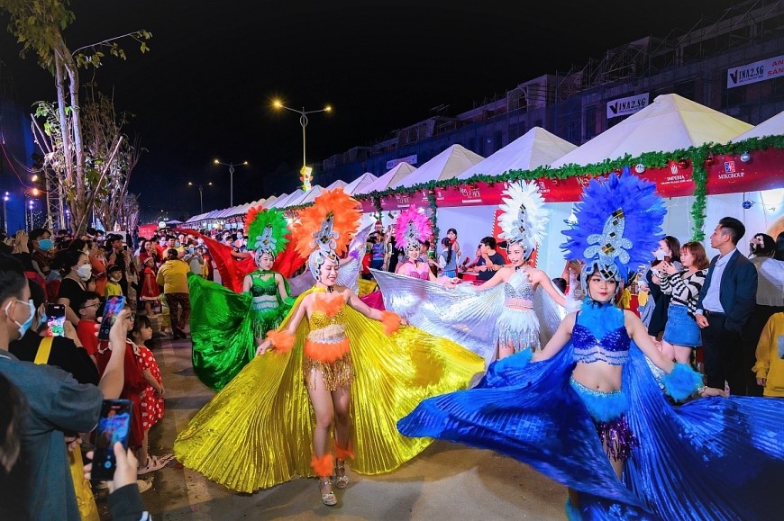 Đoàn biểu diễn carnival trình diễn dọc tuyến phố 3/2 trong tiếng vỗ tay của người dân tại Lễ hội đón Giáng sinh năm 2022. Đoàn biểu diễn carnival trình diễn dọc tuyến phố 3/2 trong tiếng vỗ tay của người dân tại Lễ hội đón Giáng sinh năm 2022.
