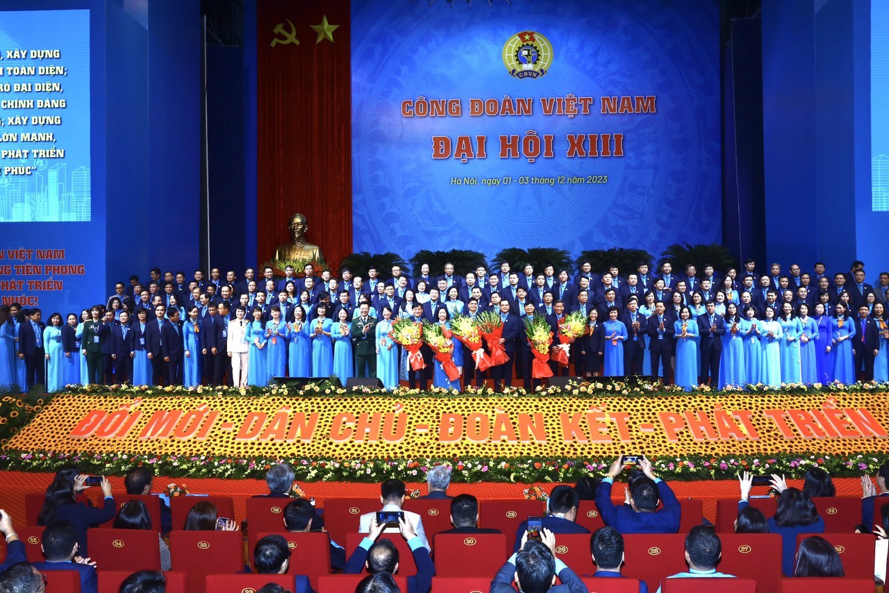 Ban Chấp hành Tổng LĐLĐ Việt Nam khoá XIII ra mắt Đại hội. Ban Chấp hành Tổng LĐLĐ Việt Nam khoá XIII ra mắt Đại hội.
