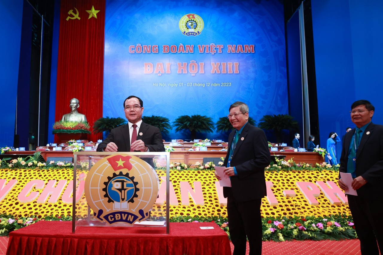 Các đại biểu dự Đại hội tham gia bỏ phiếu. Các đại biểu dự Đại hội tham gia bỏ phiếu.