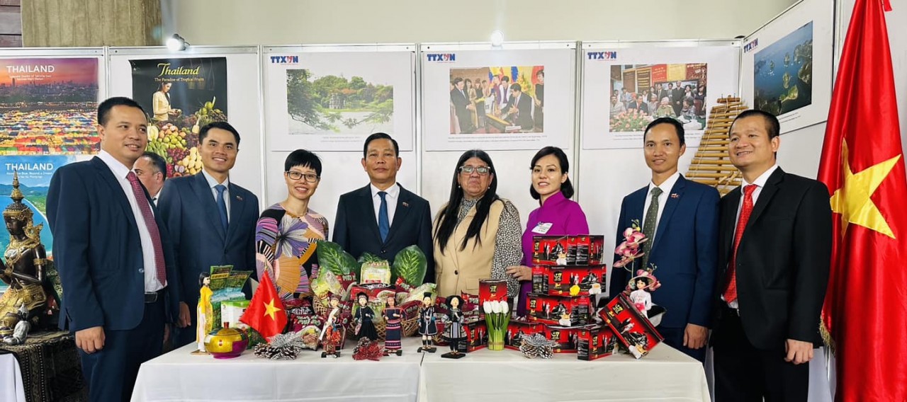 Thứ trưởng Ngoại giao phụ trách khu vực châu Á Tatiana Pugh Moreno, Thứ trưởng Bộ Văn hóa Mary Pemjean và Đại sứ một số nước thăm gian hàng Việt Nam. Thứ trưởng Ngoại giao phụ trách khu vực châu Á Tatiana Pugh Moreno, Thứ trưởng Bộ Văn hóa Mary Pemjean và Đại sứ một số nước thăm gian hàng Việt Nam.