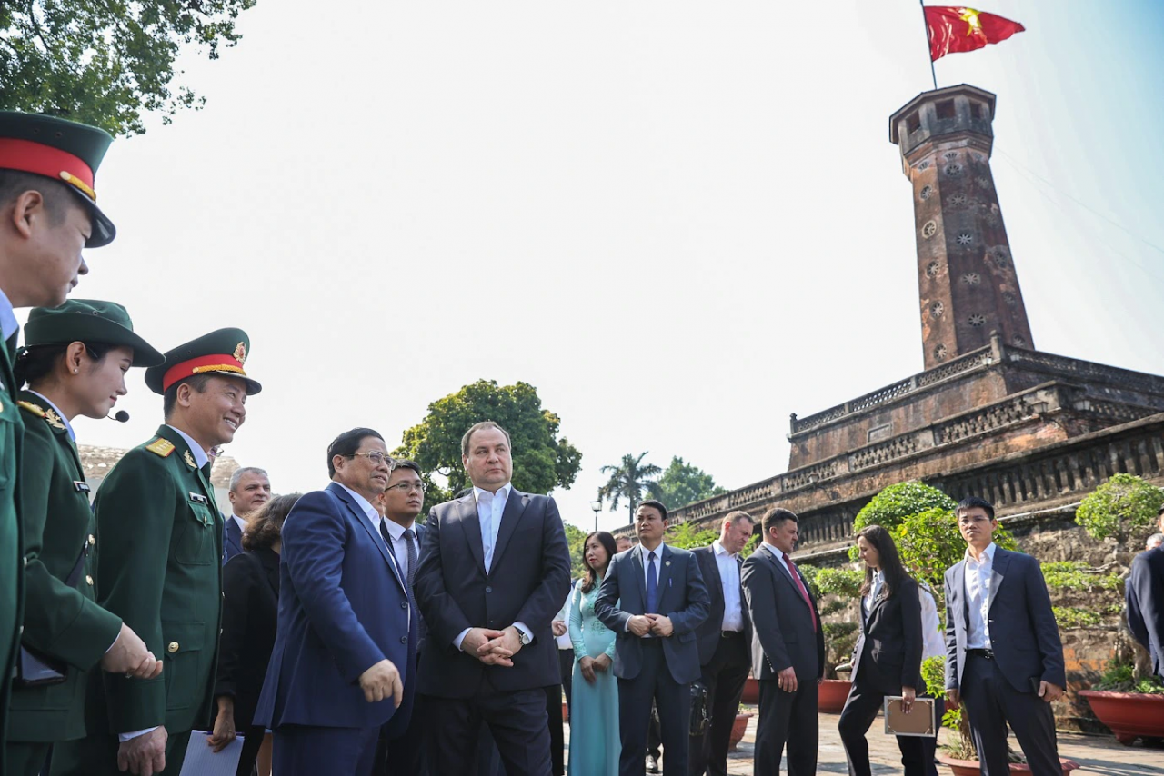 Thủ tướng Phạm Minh Chính đã giới thiệu với Thủ tướng Belarus về lịch sử, ý nghĩa của Cột cờ Hà Nội, đồng thời giới thiệu với Thủ tướng Belarus về những công trình văn hóa-lịch sử trong khu vực, truyền thống dựng nước và giữ nước của dân tộc Việt Nam. Thủ tướng Phạm Minh Chính đã giới thiệu với Thủ tướng Belarus về lịch sử, ý nghĩa của Cột cờ Hà Nội, đồng thời giới thiệu với Thủ tướng Belarus về những công trình văn hóa-lịch sử trong khu vực, truyền thống dựng nước và giữ nước của dân tộc Việt Nam.