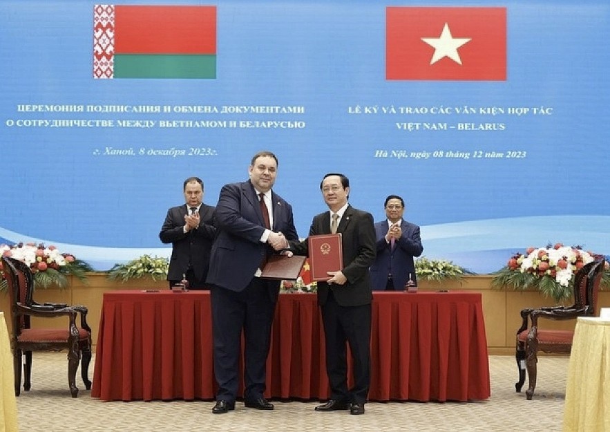 Prime Minister Pham Minh Chinh and his Belarusian counterpart Roman Golovchenko witnesses the signing and handing over of cooperation documents between the two nations. Prime Minister Pham Minh Chinh and his Belarusian counterpart Roman Golovchenko witnesses the signing and handing over of cooperation documents between the two nations.