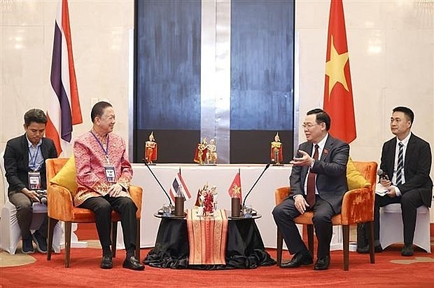 National Assembly Chairman Vuong Dinh Hue (front, right) receives Chairman of the Thai Chamber of Commerce Sanan Angubolkuk. (Photo: VNA) National Assembly Chairman Vuong Dinh Hue (front, right) receives Chairman of the Thai Chamber of Commerce Sanan Angubolkuk. (Photo: VNA)