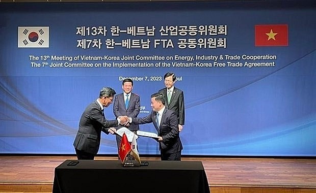 Vietnamese Minister of Industry and Trade Nguyen Hong Dien and the Republic of Korea (RoK)’s Minister of Trade, Industry and Energy Bang Moon-kyu witness the exchange of cooperation deals. Vietnamese Minister of Industry and Trade Nguyen Hong Dien and the Republic of Korea (RoK)’s Minister of Trade, Industry and Energy Bang Moon-kyu witness the exchange of cooperation deals.