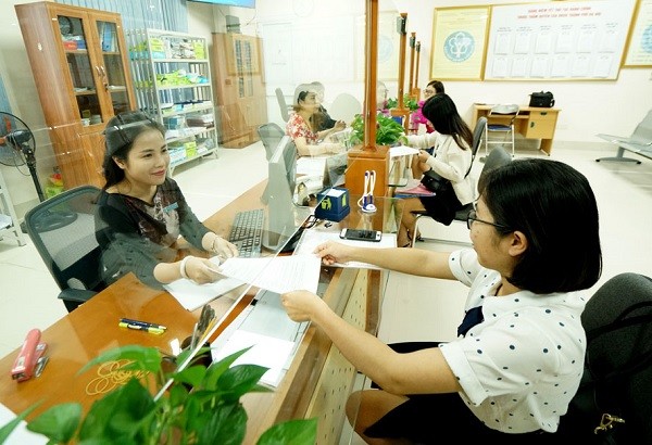 Bảo hiểm xã hội (BHXH) Việt Nam vừa ban hành Công văn số 4144/BHXH-VP gửi BHXH các tỉnh, thành phố trực thuộc Trung ương về việc không yêu cầu công dân nộp, xuất trình sổ hộ khẩu, sổ tạm trú khi thực hiện thủ tục hành chính (TTHC) thuộc thẩm quyền giải quyết của ngành BHXH Việt Nam