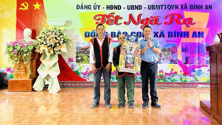 Bí thư Huyện ủy Bình Sơn Võ Văn Đồng trao quà cho hộ có hoàn cảnh khó khăn ở thôn Thọ An Bí thư Huyện ủy Bình Sơn Võ Văn Đồng trao quà cho hộ có hoàn cảnh khó khăn ở thôn Thọ An