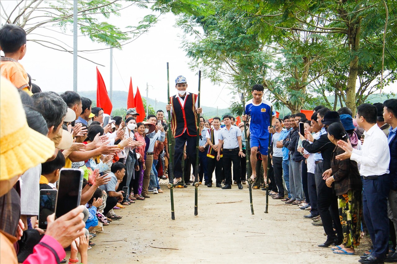 Tết Ngã rạ đặc biệt của đồng bào Cor Quảng Ngãi Tết Ngã rạ đặc biệt của đồng bào Cor Quảng Ngãi