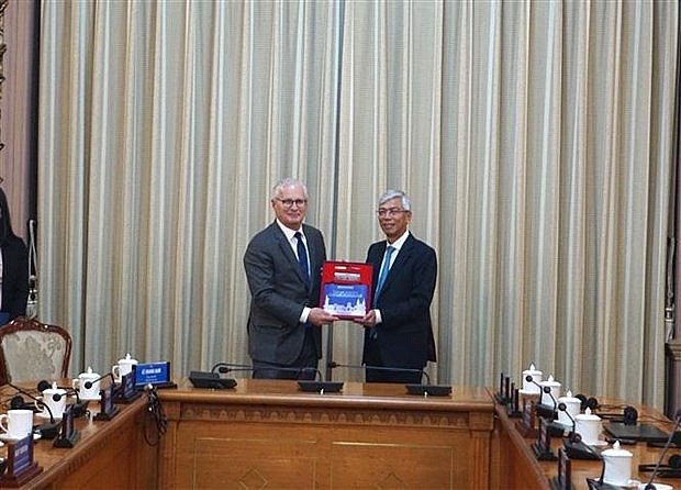 Vice Chairman of the Ho Chi Minh City People’s Committee Vo Van Hoan ( right) and President and CEO of the US Semiconductor Industry Association (SIA) John Neuffer. (Photo: VNA) Vice Chairman of the Ho Chi Minh City People’s Committee Vo Van Hoan ( right) and President and CEO of the US Semiconductor Industry Association (SIA) John Neuffer. (Photo: VNA)