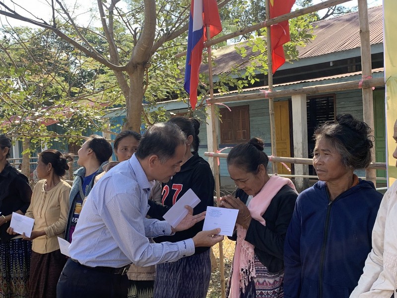 Động viên kiều bào phấn đấu vươn lên, vun đắp mối quan hệ hữu nghị Việt - Lào Động viên kiều bào phấn đấu vươn lên, vun đắp mối quan hệ hữu nghị Việt - Lào