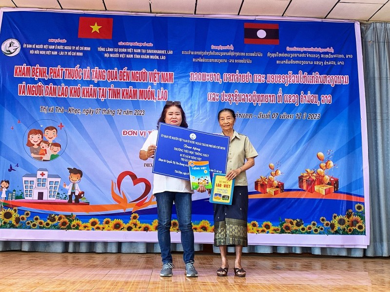 Động viên kiều bào phấn đấu vươn lên, vun đắp mối quan hệ hữu nghị Việt - Lào Động viên kiều bào phấn đấu vươn lên, vun đắp mối quan hệ hữu nghị Việt - Lào