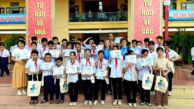 Các 'Đại sứ tiếng Nga trên Thế giới' tại một trường THPT Việt Nam. Các 'Đại sứ tiếng Nga trên Thế giới' tại một trường THPT Việt Nam.