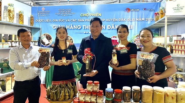 Du khách tham quan một gian hàng tại Chợ phiên. Ảnh: Khoa Chương - TTXVN
