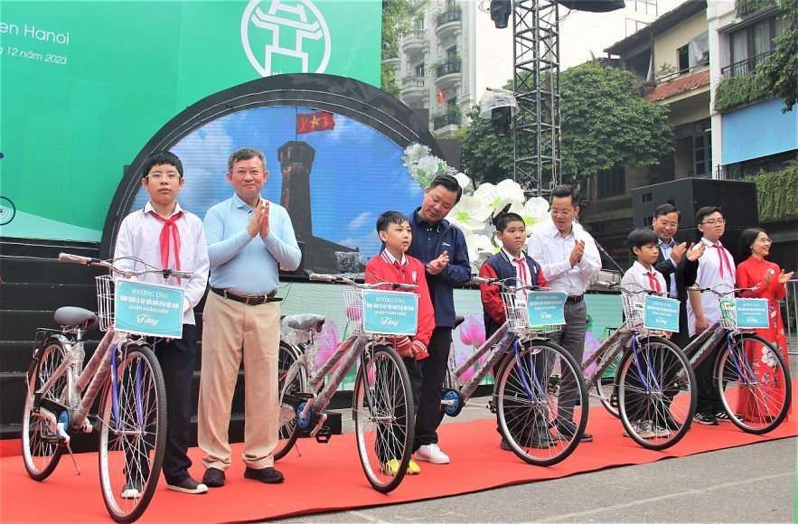 Over 100 Foreign Diplomats Join Hanoi Friendship Cycling to Promote Green Practices Over 100 Foreign Diplomats Join Hanoi Friendship Cycling to Promote Green Practices