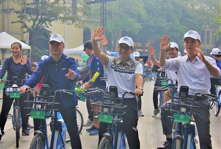 Over 100 Foreign Diplomats Join Hanoi Friendship Cycling to Promote Green Practices Over 100 Foreign Diplomats Join Hanoi Friendship Cycling to Promote Green Practices