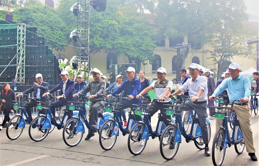 Over 100 Foreign Diplomats Join Hanoi Friendship Cycling to Promote Green Practices Over 100 Foreign Diplomats Join Hanoi Friendship Cycling to Promote Green Practices