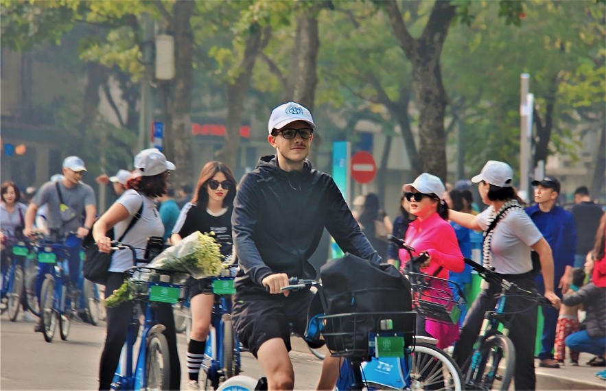 Over 100 Foreign Diplomats Join Hanoi Friendship Cycling to Promote Green Practices Over 100 Foreign Diplomats Join Hanoi Friendship Cycling to Promote Green Practices