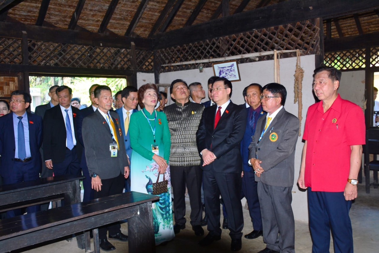 Chủ tịch Quốc hội thăm Khu di tích Chủ tịch Hồ Chí Minh tại Udon Thani (Thái Lan) Chủ tịch Quốc hội thăm Khu di tích Chủ tịch Hồ Chí Minh tại Udon Thani (Thái Lan)