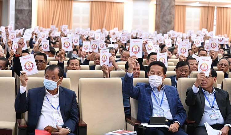 Các thành viên Ban Chấp hành Trung ương Đảng Nhân dân Campuchia bỏ phiếu trong Đại hội bất thường. (Ảnh: Khmer Times) Các thành viên Ban Chấp hành Trung ương Đảng Nhân dân Campuchia bỏ phiếu trong Đại hội bất thường. (Ảnh: Khmer Times)