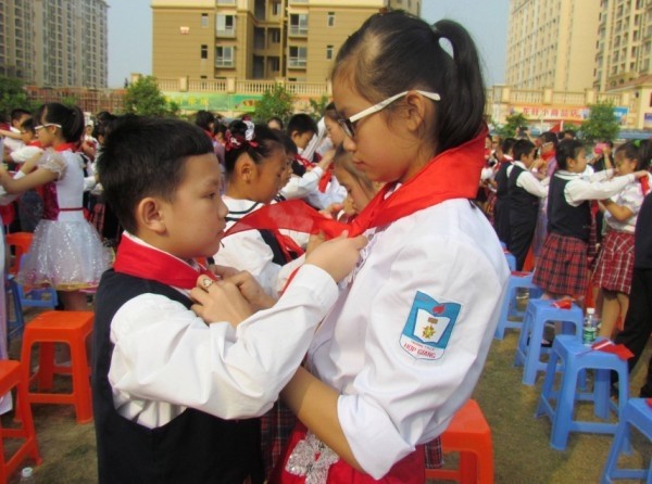 Đội viên Việt Nam, Trung Quốc đeo khăn quàng đỏ cho nhau trong chương trình Giao lưu hữu nghị Thanh thiếu niên biên giới Việt - Trung. Đội viên Việt Nam, Trung Quốc đeo khăn quàng đỏ cho nhau trong chương trình Giao lưu hữu nghị Thanh thiếu niên biên giới Việt - Trung.