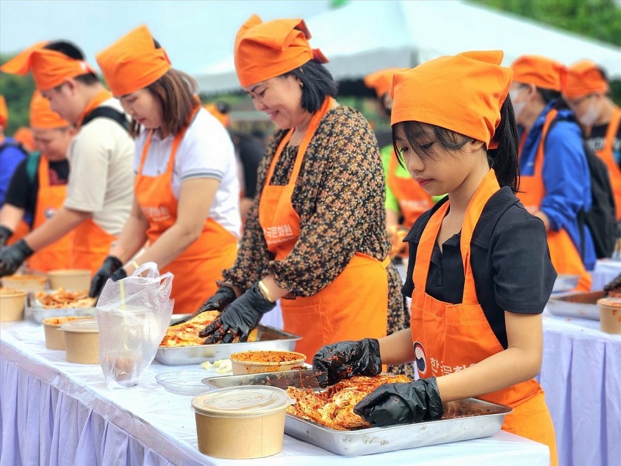 Making and Sharing Kimchi at 2023 Korean Culture Day in Hoi An Making and Sharing Kimchi at 2023 Korean Culture Day in Hoi An