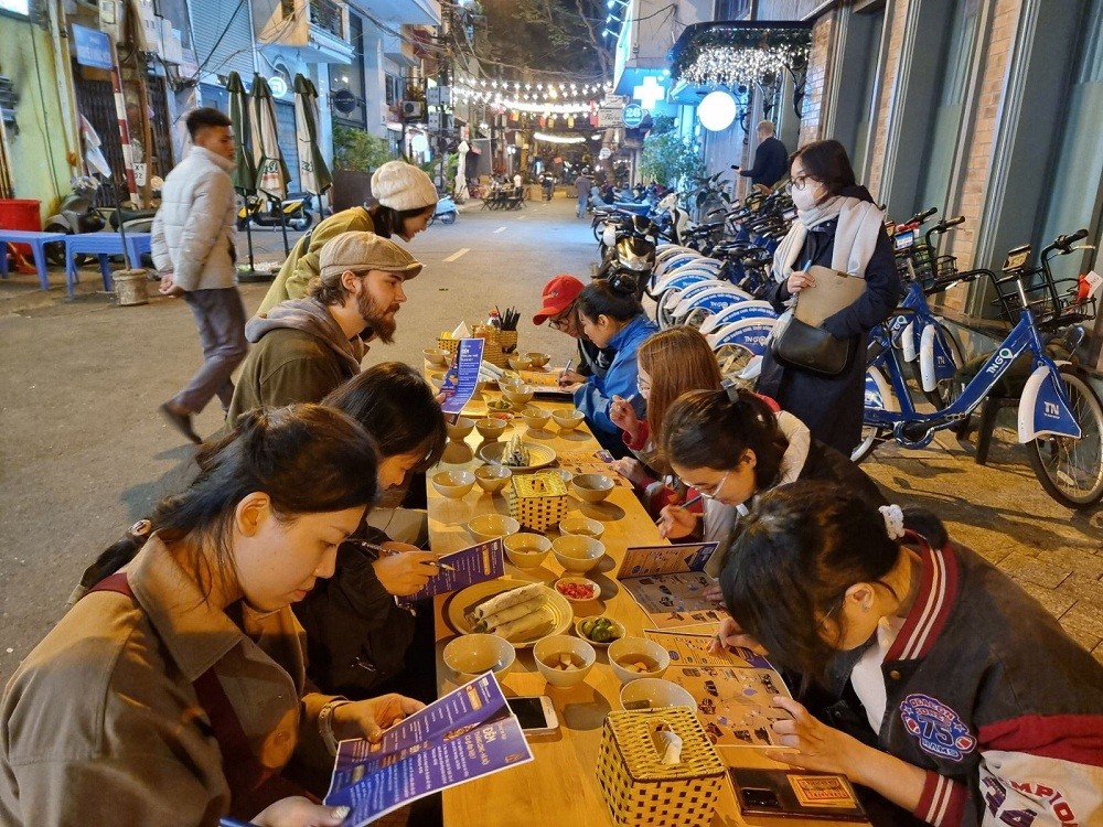 Thang Long - Hanoi Night Cycling Tour Ongoing Thang Long - Hanoi Night Cycling Tour Ongoing