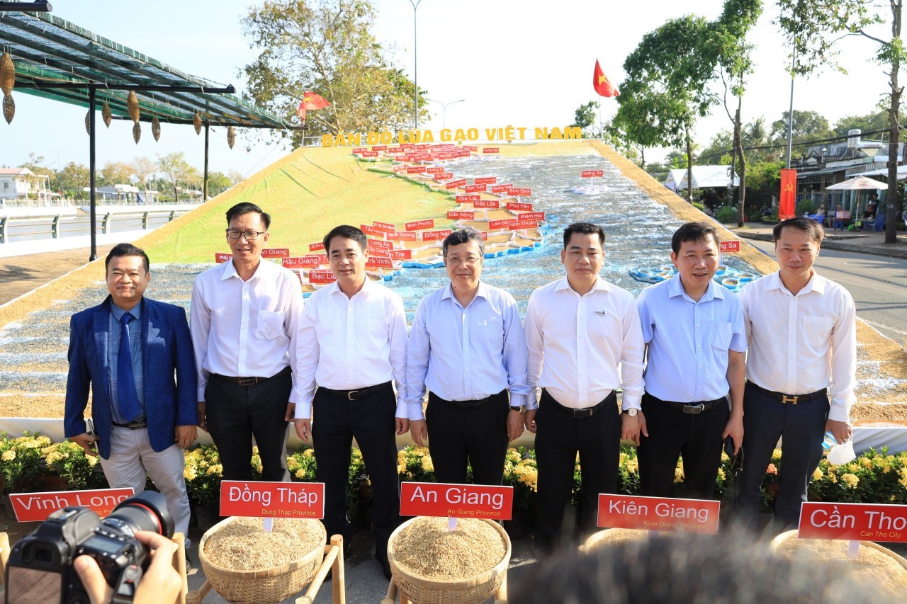 Hậu Giang: Khai mạc triển lãm “Con đường lúa gạo” tuyến kênh Xáng Xà No huyền thoại Hậu Giang: Khai mạc triển lãm “Con đường lúa gạo” tuyến kênh Xáng Xà No huyền thoại