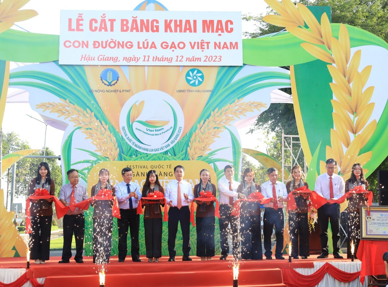 Hậu Giang: Khai mạc triển lãm “Con đường lúa gạo” tuyến kênh Xáng Xà No huyền thoại Hậu Giang: Khai mạc triển lãm “Con đường lúa gạo” tuyến kênh Xáng Xà No huyền thoại