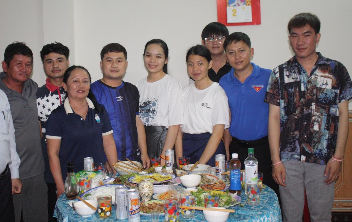 Thắm tình hữu nghị Việt - Lào Thắm tình hữu nghị Việt - Lào