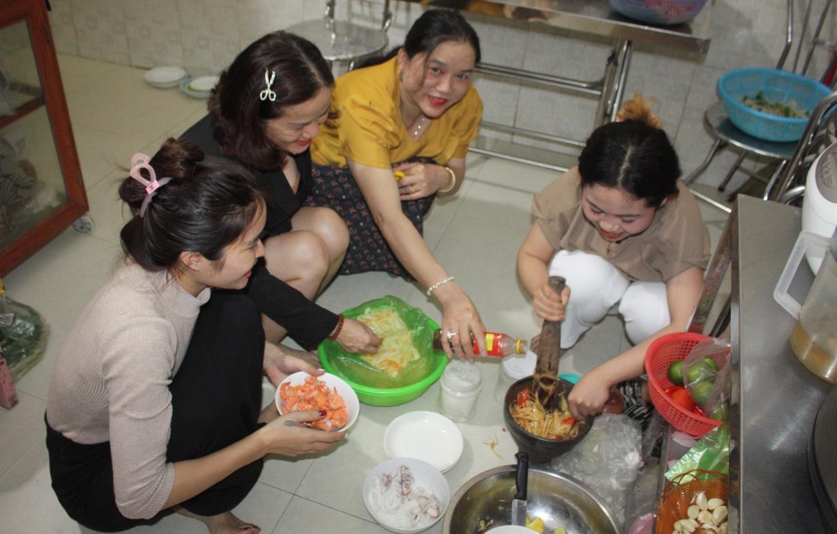 Thắm tình hữu nghị Việt - Lào Thắm tình hữu nghị Việt - Lào