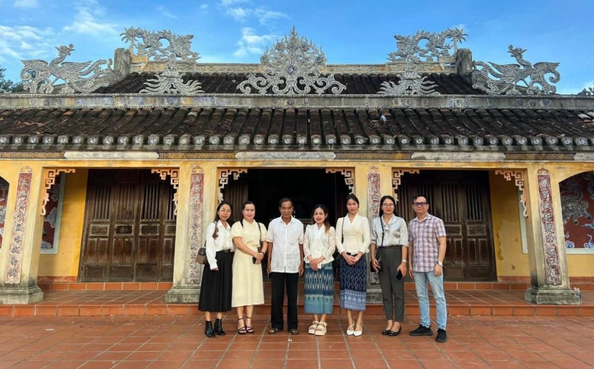 Thắm tình hữu nghị Việt - Lào Thắm tình hữu nghị Việt - Lào