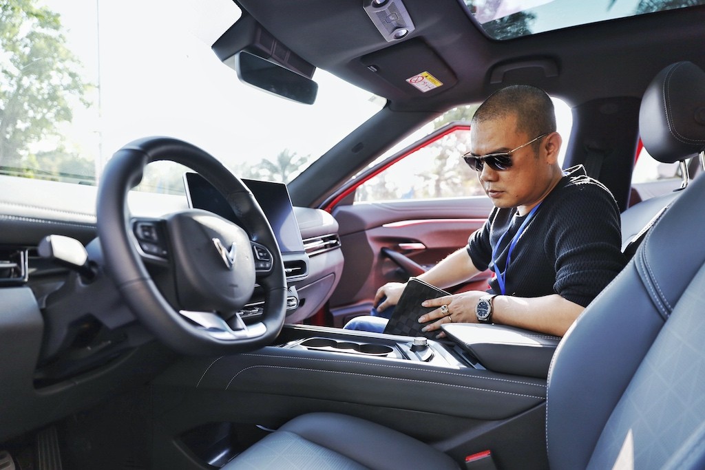 Phần đông khách tham gia đều ấn tượng với thiết kế nội thất phi đối xứng trong khoang lái. Phần đông khách tham gia đều ấn tượng với thiết kế nội thất phi đối xứng trong khoang lái.