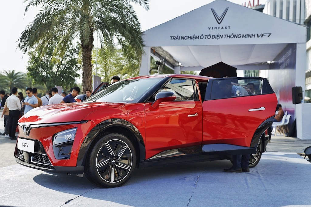 Ảnh 1: Sự kiện trải nghiệm ô tô điện thông minh VF 7 tại Vincom Mega Mall Smart City, Hà Nội thu hút đông đảo khách hàng tham gia. Ảnh 1: Sự kiện trải nghiệm ô tô điện thông minh VF 7 tại Vincom Mega Mall Smart City, Hà Nội thu hút đông đảo khách hàng tham gia.