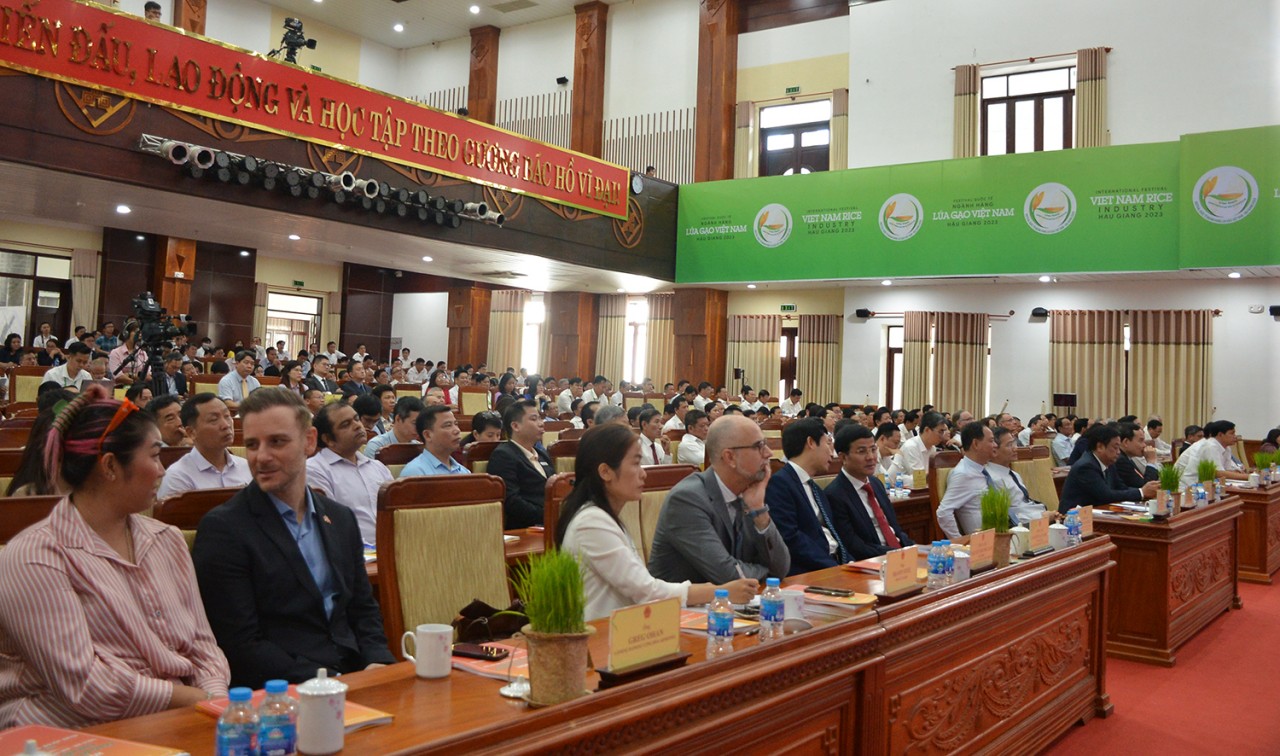 Xây dựng Hậu Giang thành trung tâm kết nối, trung chuyển hàng hóa của vùng Xây dựng Hậu Giang thành trung tâm kết nối, trung chuyển hàng hóa của vùng