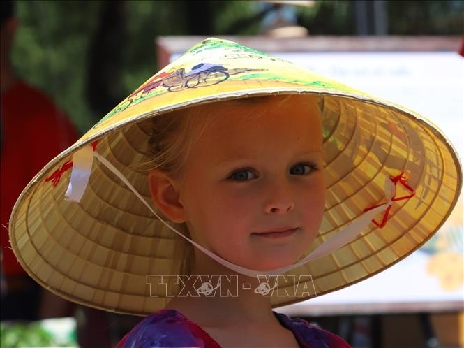 Nón lá gây ấn tượng mạnh với người dân "Đất nước Cầu vồng"