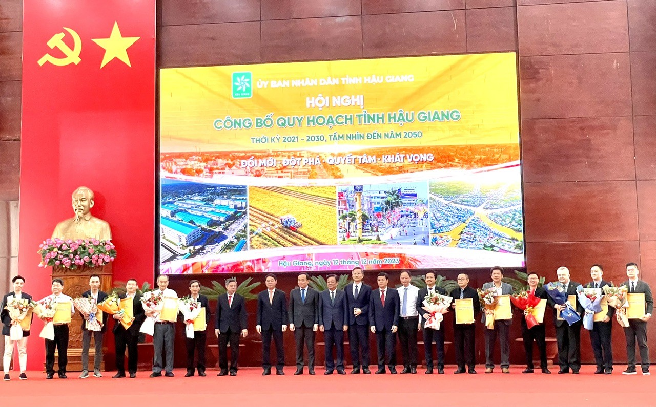 Xây dựng Hậu Giang thành trung tâm kết nối, trung chuyển hàng hóa của vùng Xây dựng Hậu Giang thành trung tâm kết nối, trung chuyển hàng hóa của vùng