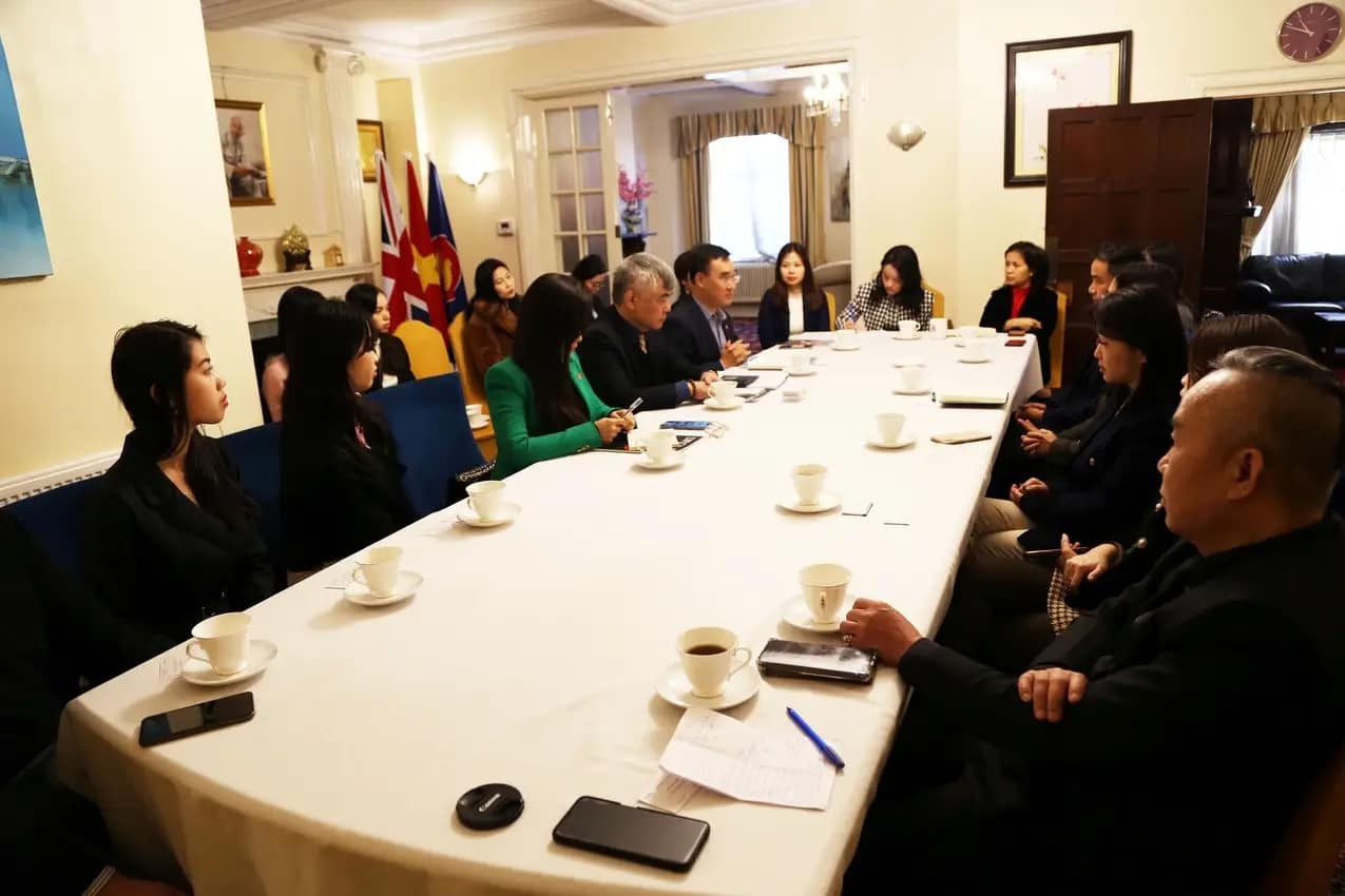 Vietnam-UK Friendship Association's Visit to UK Promote People-to-people Exchanges Vietnam-UK Friendship Association's Visit to UK Promote People-to-people Exchanges