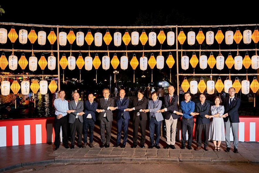 Lantern Gate Lighted up to Commemorates 50th Anniversary of Japan-Vietnam Diplomatic Relations Lantern Gate Lighted up to Commemorates 50th Anniversary of Japan-Vietnam Diplomatic Relations