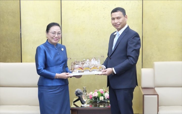 Đại sứ Đặc mệnh Toàn quyền Cộng hòa dân chủ Nhân dân Lào tại Việt Nam Khamphao Eunthavanh (bên trái) tặng quà lưu niệm đến Phó Chủ tịch Thường trực UBND thành phố Hồ Kỳ Minh. (Ảnh: Đại sứ Đặc mệnh Toàn quyền Cộng hòa dân chủ Nhân dân Lào tại Việt Nam Khamphao Eunthavanh (bên trái) tặng quà lưu niệm đến Phó Chủ tịch Thường trực UBND thành phố Hồ Kỳ Minh. (Ảnh: