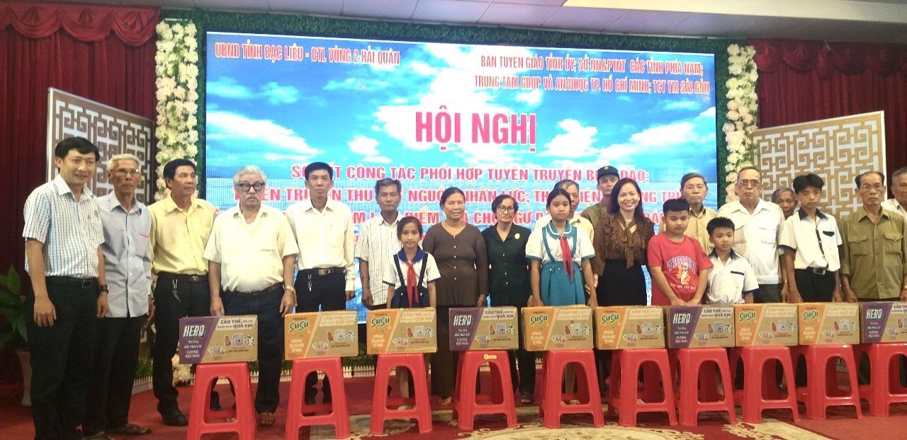 undefined 20 học sinh là con ngư dân đã được Vùng 2 Hải quân nhận đỡ đầu