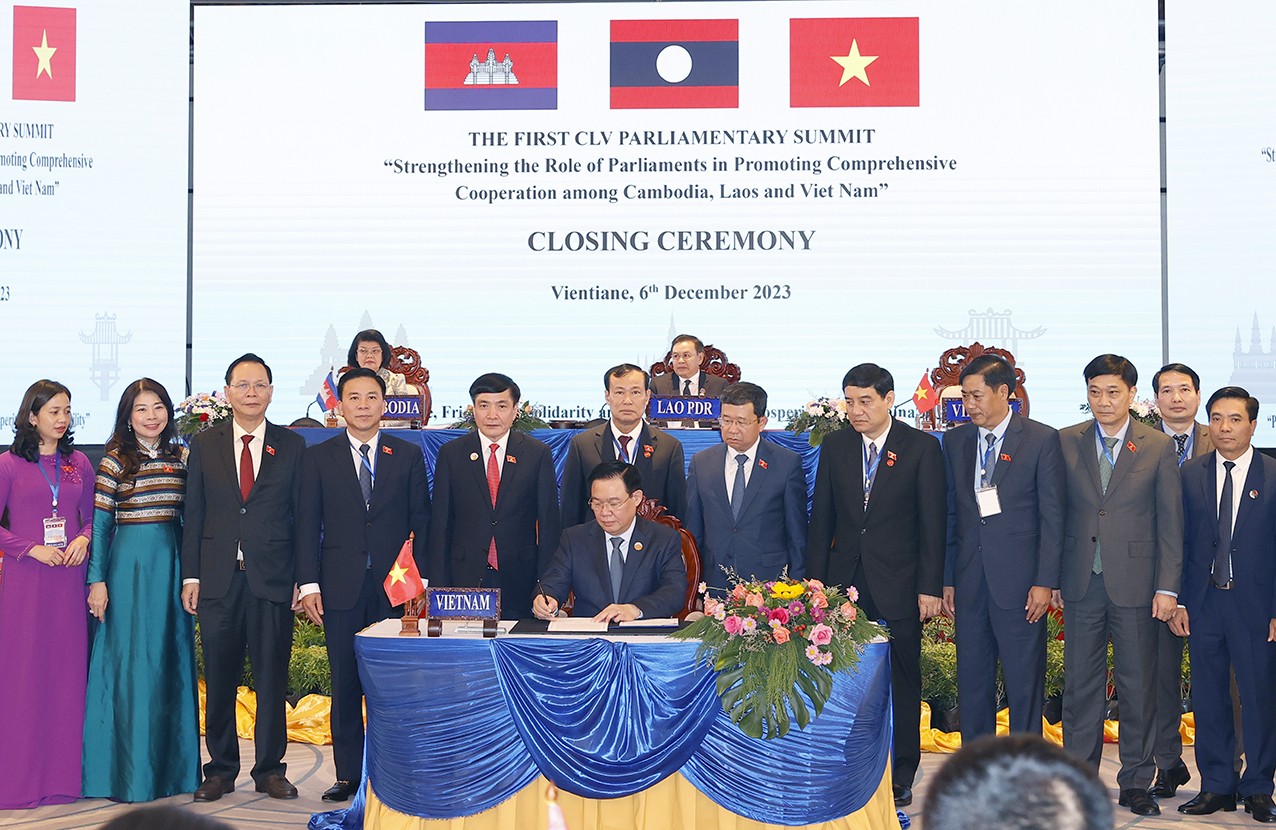 Chủ tịch Quốc hội Vương Đình Huệ ký Tuyên bố chung. Chủ tịch Quốc hội Vương Đình Huệ ký Tuyên bố chung.