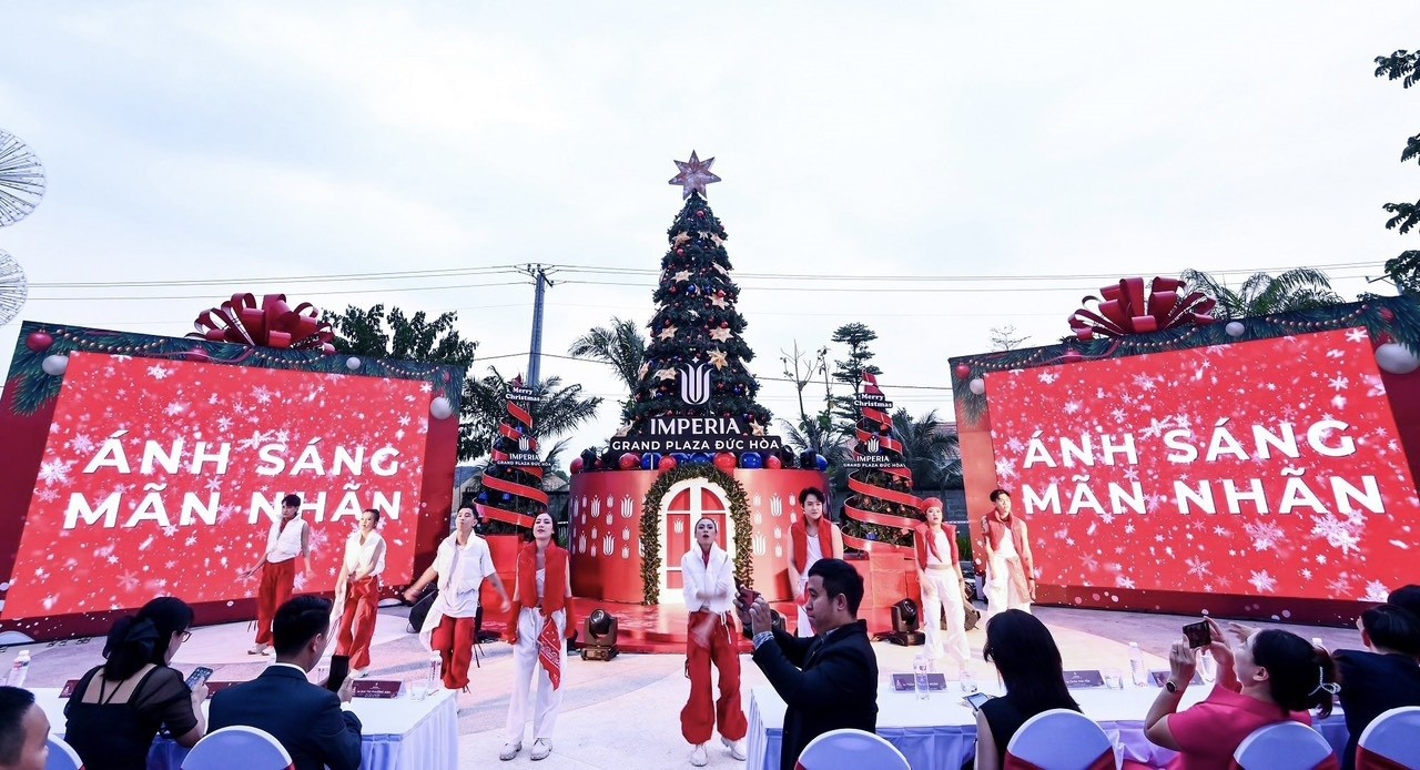 Những tiết mục ca nhạc giải trí diễn ra sôi động suốt chương trình. Những tiết mục ca nhạc giải trí diễn ra sôi động suốt chương trình.