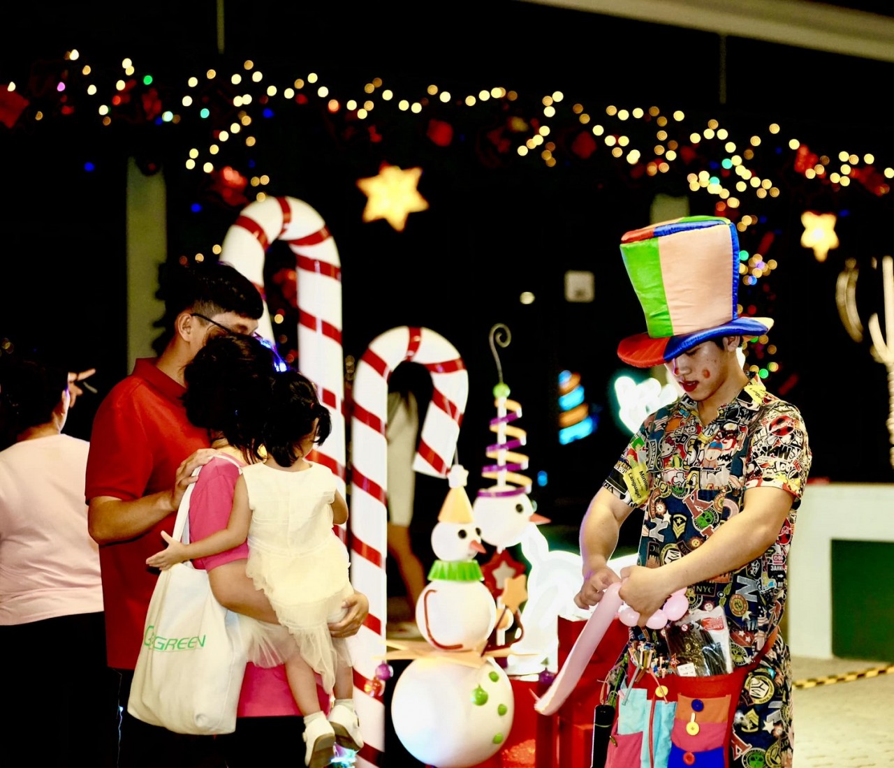 Hình ảnh em nhỏ được bố mẹ dắt đi chơi Noel sớm gợi sự ấm áp, sum họp giữa cái se lạnh của những ngày cuối năm. Hình ảnh em nhỏ được bố mẹ dắt đi chơi Noel sớm gợi sự ấm áp, sum họp giữa cái se lạnh của những ngày cuối năm.