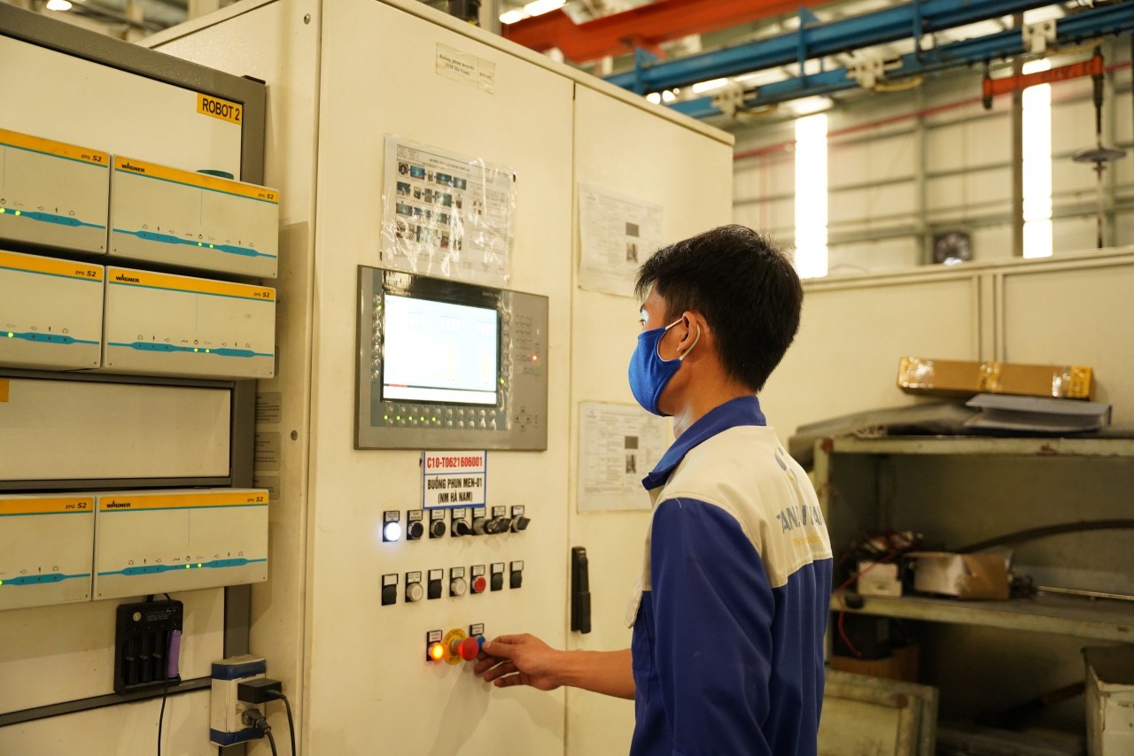 Hệ thống điều khiển tự động giúp đảm bảo sản lượng lớn và đồng bộ về chất lượng sản phẩm bình nước nóng tại Nhà máy thông minh 4.0 Tân Á Đại Thành Hà Nam. Hệ thống điều khiển tự động giúp đảm bảo sản lượng lớn và đồng bộ về chất lượng sản phẩm bình nước nóng tại Nhà máy thông minh 4.0 Tân Á Đại Thành Hà Nam.