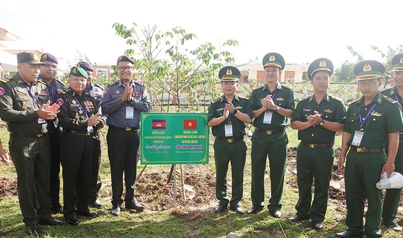 Vườn cây, đường hoa biên giới Việt Nam – Campuchia Vườn cây, đường hoa biên giới Việt Nam – Campuchia