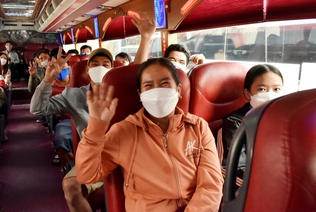 Công nhân về quê đón Tết vui mừng trên những chuyến xe do công ty tổ chức dịp Tết Quý Mão 2023 (Ảnh minh họa) Công nhân về quê đón Tết vui mừng trên những chuyến xe do công ty tổ chức dịp Tết Quý Mão 2023 (Ảnh minh họa)