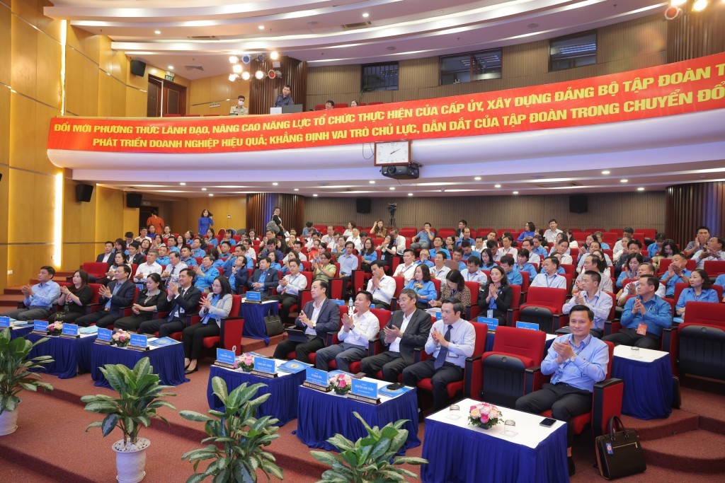 Đại biểu tham dự diễn đàn chuyên đề số 8. Đại biểu tham dự diễn đàn chuyên đề số 8.